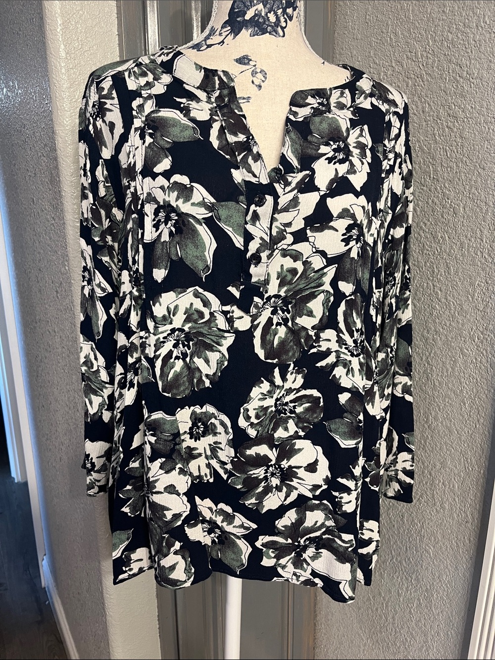 Floral V-Neck Long Sleeve Blouse - Black & Olive